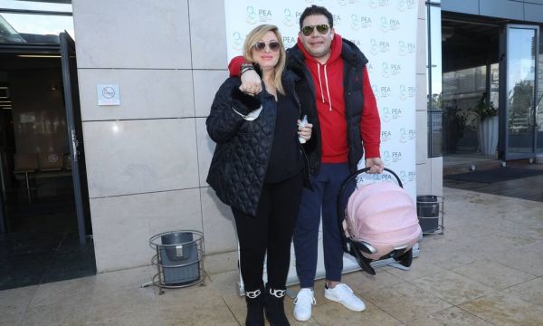 Ελένη Τσιριγάκη Εννοείται πως η συγκεκριμένη περίσταση χρειαζόταν άνεση, αλλά η εικόνα παραήταν σκούρα και σκοτείνιαζε το πρόσωπό της. Ιδανικά θα θέλαμε και ένα διαφορετικό, πιο ριχτό πανωφόρι που να πέφτει με πιο κομψό τρόπο πάνω στο σύνολο.