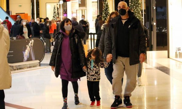 Κατερίνα Τσάβαλου Βόλτα στα μαγαζιά για την Κατερίνα Τσάβαλου, οπότε σίγουρα ήθελε να είναι άνετη, αλλά το αποτέλεσμα δεν τη βοήθησε. Το hoodie – dress ήταν πολύ oversized και μακρύ μη κολακεύοντας το σώμα της και αφαιρώντας από το ύψος.