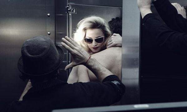 H… προκλητική διαφήμιση της Madonna