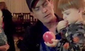 O Charlie Sheen αποχαιρετά τα παιδιά του