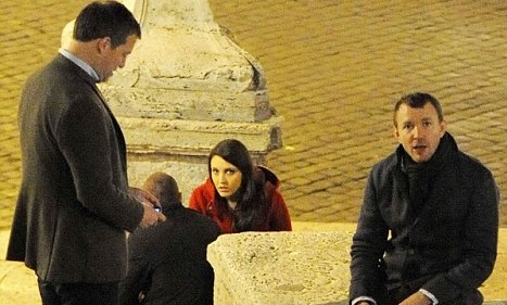 Ποιος σκηνοθέτης έχει σκαρφαλώσει σε σιντριβάνι στη Ρώμη;