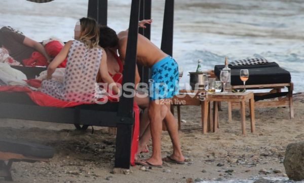 «Καυτά» φιλιά σε παραλία της Μυκόνου για τους...