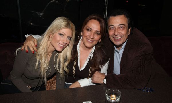 Μια όμορφη παρέα στα μπουζούκια!