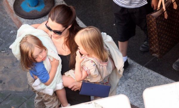 Angelina Jolie: Και πάλι για μπόουλινγκ με τα παιδιά της