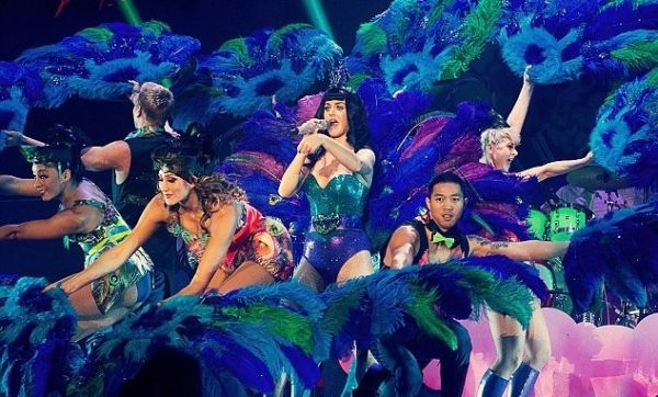 Katy Perry: Έκλεισε τα 27 και ντύθηκε… Χριστούγεννα