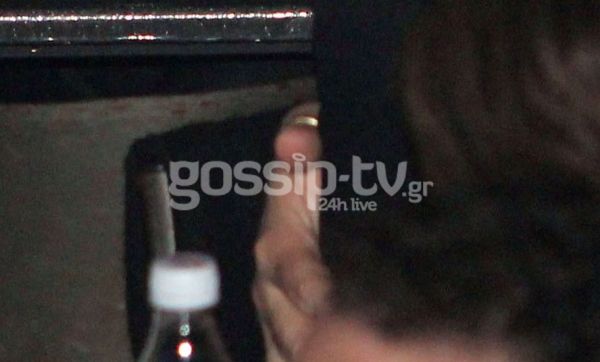 Σε ποια δάχτυλα φορούν τις βέρες τους Καρβέλας-Πάνια;