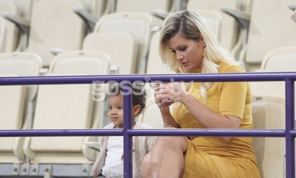 Μπήκε στο γήπεδο και «πάγωσαν» με την σέξι της εμφάνιση