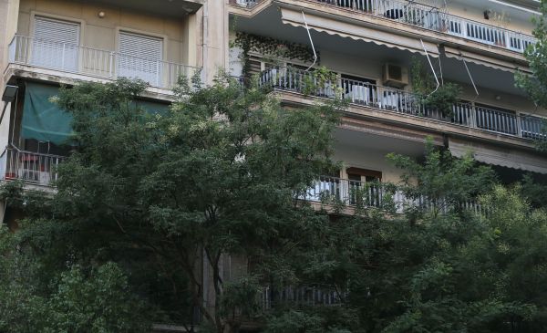 ΦΩΤΙΑ ΣΕ ΠΟΛΥΚΑΤΟΙΚΙΑ ΣΤΑ ΠΑΤΗΣΙΑ ΠΟΥ ΣΤΕΓΑΖΕΤΕ ΤΟ ΔΙΑΜΕΡΙΣΜΑ ΤΟΥ ΗΘΟΠΟΙΟΥ ΠΕΤΡΟ ΦΙΛΙΠΠΙΔΗ
