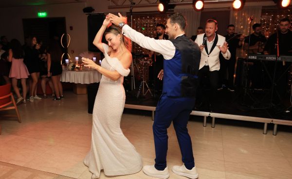 Λαμπερός γάμος για τον αγαπημένο τραγουδιστή Αλέξανδρο Νότα και την καλλονή σύζυγο του