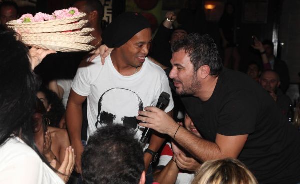 Όταν ο Ronaldihno παίρνει το μικρόφωνο