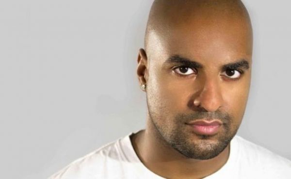 Έλληνας τραγουδιστής: Δεν με φλερτάρουν οι γυναίκες γιατί είναι κότες 