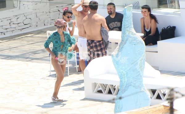 Ειρήνη Παπαδοπούλου: Βουτιές στην Τήνο για την τραγουδίστρια 