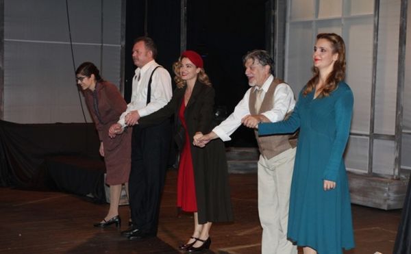  Λαμπερή πρεμιέρα με επώνυμους θεατρόφιλους και χαμόγελα επιτυχίας!