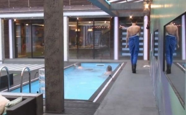 Σοκ! Παίκτης ριάλιτι πέταξε τα ρούχα του και παρουσίασε τον «εσωτερικό» του κόσμο