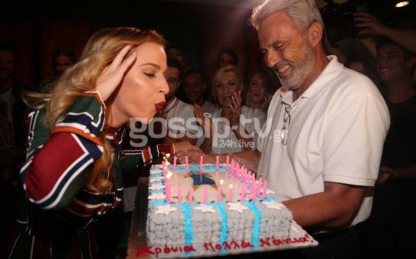 Ο πατέρας της πήγε στο θέατρο με τούρτα για τα γενέθλιά της...