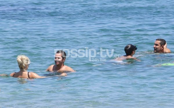 Οι οικογενειακές διακοπές του Τσαλίκη στην Τήνο (αρετουσάριστες φωτογραφίες)