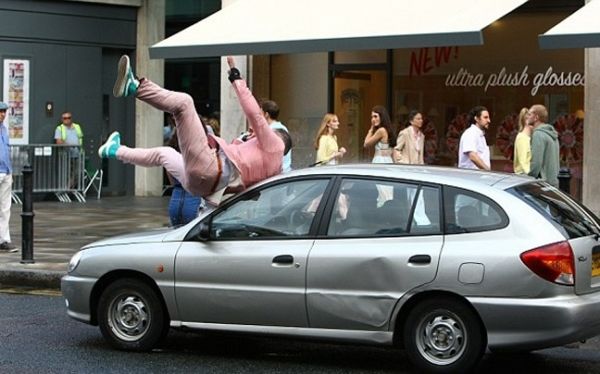 «Τράκαρε» ο Robbie Williams! (φωτό)