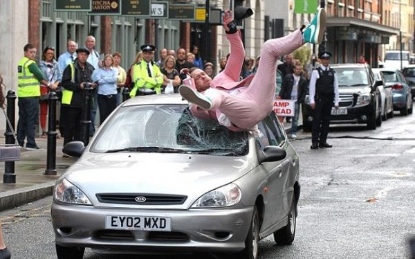 «Τράκαρε» ο Robbie Williams! (φωτό)