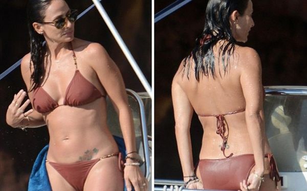 Κι όμως αυτό το κορμί «λαμπάδα» ανήκει σε 41χρονη τραγουδίστρια