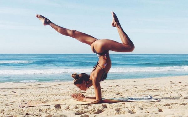 Κάνει yoga και τρελαίνει το Instagram