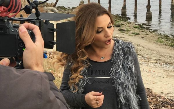 Πόπη Μαλλιωτάκη: Στα γυρίσματα του νέου της videoclip στη Θεσσαλονίκη (φωτο)