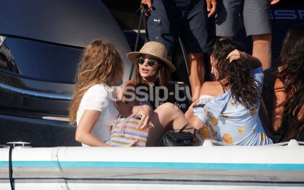 Οι «καυτές» πόζες της Ratajkowski σε σκάφος στην Μύκονο. Τα κλικς με δική σας ευθύνη…