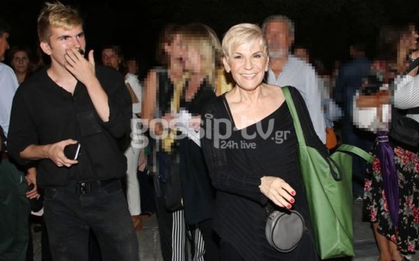 Χρύσα Ρώπα: Δείτε για πρώτη φορά τον 22χρονο γιο της που την έκανε γιαγιά!