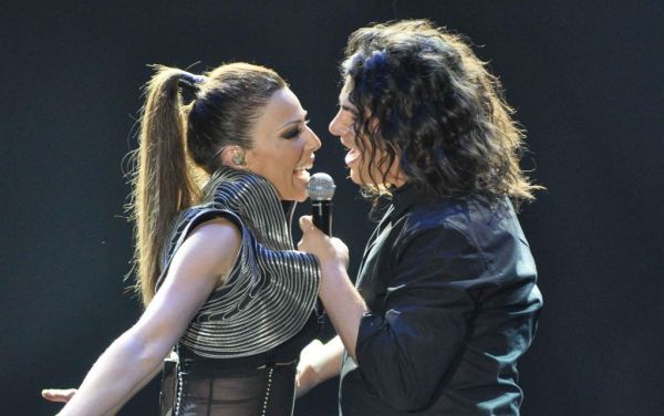 Η Νίνα Λοτσάρη τραγουδάει στον Κουρκούλη 