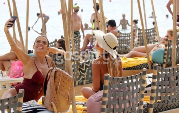 Σιγά μην κάτσει να σκάσει μετά τον χωρισμό! Απολαμβάνει τις βουτιές της στη Μύκονο η... 