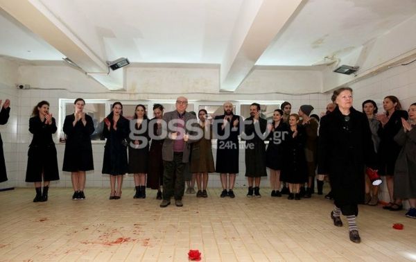 «Πεθαίνω σαν χώρα»: Όλα όσα έγιναν στην πρώτη παράσταση στην Ιχθυόσκαλα Κερατσινίου!