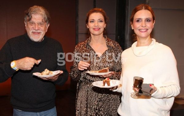 Με ποτό και χαμόγελα έκοψαν την πίτα τους οι συντελεστές της παράστασης «Σπασμένο Γυαλί»