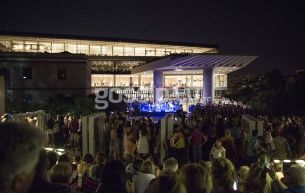 Όσα έγιναν στην συναυλία του Μανώλη Μητσιά στο Μουσείο της Ακρόπολης 