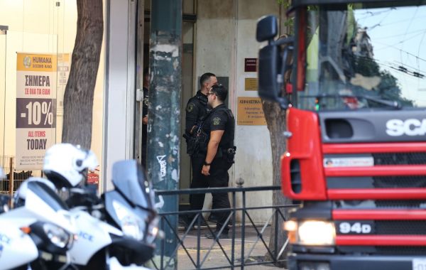 ΦΩΤΙΑ ΣΕ ΠΟΛΥΚΑΤΟΙΚΙΑ ΣΤΑ ΠΑΤΗΣΙΑ ΠΟΥ ΣΤΕΓΑΖΕΤΕ ΤΟ ΔΙΑΜΕΡΙΣΜΑ ΤΟΥ ΗΘΟΠΟΙΟΥ ΠΕΤΡΟ ΦΙΛΙΠΠΙΔΗ