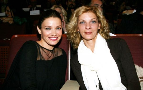 Ποιας ηθοποιού είναι αδελφή η όμορφη κυρία;