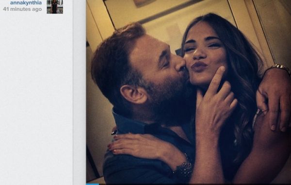 Σε ποια δίνει φιλί ο Μάκης Πουνέντης και δεν είναι η Μαρία Ηλιάκη;