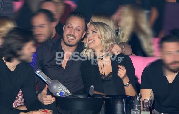 Γνωστή παρουσιάστρια διασκέδασε στην αγκαλιά γοητευτικού κυρίου