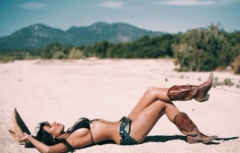 Τρέλανε τον ανδρικό πληθυσμό με τη σέξι φωτογραφία της στην παραλία η…