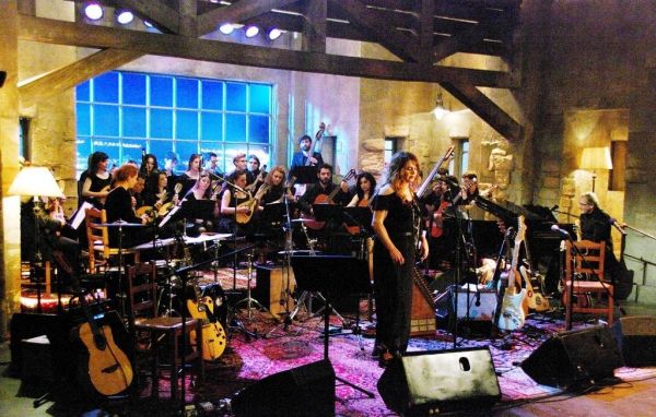 «Στην υγειά μας ρε παιδιά»: Η Τσαλιγοπούλου μας παρασύρει σε μια βραδιά γεμάτη μουσικές εκπλήξεις