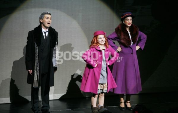 Ο γκριζομάλλης Μιχάλης Χατζηγιάννης καταχειροκροτήθηκε στο θεατρικό του ντεμπούτο 