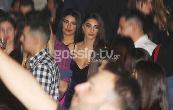 Ειρήνη Καζαριάν: Βραδινή έξοδος για τη νικήτρια του GNTM με εντυπωσιακό βελούδινο μπλε φόρεμα!