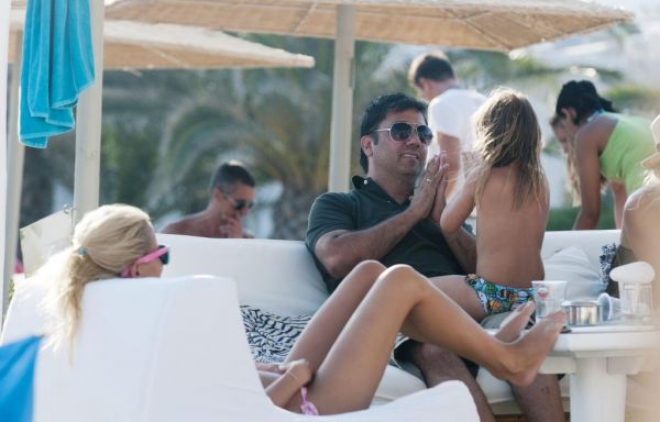 Δείτε τον Γιώργο Θεοφάνους να παίζει με τα παιδιά του στην παραλία