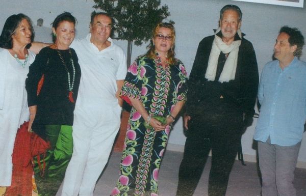 Κατρίν Ντενέβ: Διακοπές στην Σαντορίνη