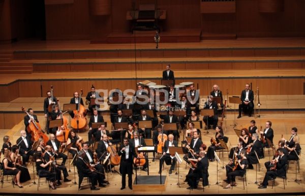 Θεοφανία με ποιον μιλάς στο τηλέφωνο και έχεις αυτό το χαμόγελο;