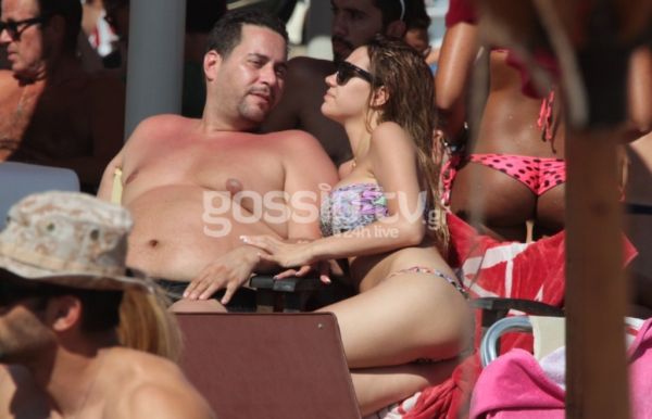 Σάσα Μπάστα-Βαλεντίνο: Αγκαλίτσες και φιλάκια στις ξαπλώστρες