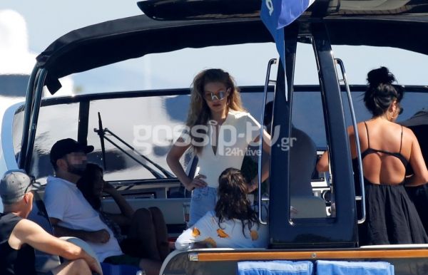 Οι «καυτές» πόζες της Ratajkowski σε σκάφος στην Μύκονο. Τα κλικς με δική σας ευθύνη…