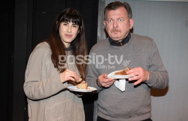 Με ποτό και χαμόγελα έκοψαν την πίτα τους οι συντελεστές της παράστασης «Σπασμένο Γυαλί»