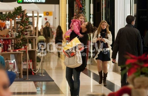 Μαρία Κορινθίου: Χριστουγεννιάτικες αγορές με την κόρη της 