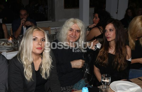 Ο Νίκος Καρβέλας γιόρτασε την ονομαστική του γιορτή με τις γυναίκες του!