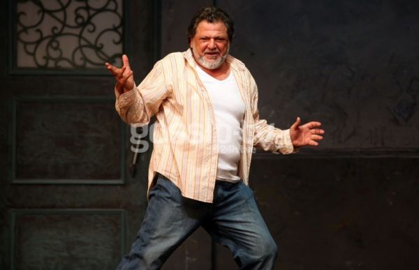 O «Caveman» συνεχίζει… ακάθεκτος