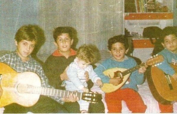 Το φωτογραφικό άλμπουμ του Μιχάλη Χατζηγιάννη και τα παιδικά του χρόνια